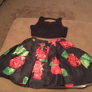 Comfy pretty 2 piece dress.